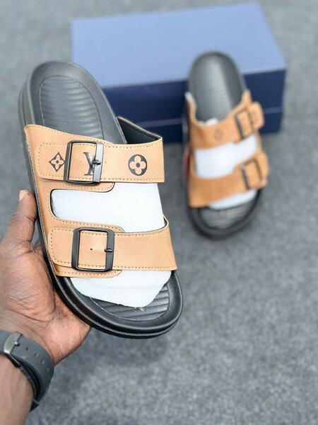 Chaussure en gomme