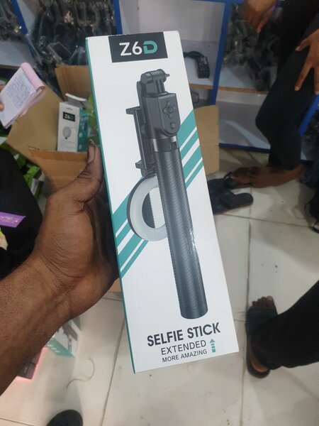 L16 selfie stick