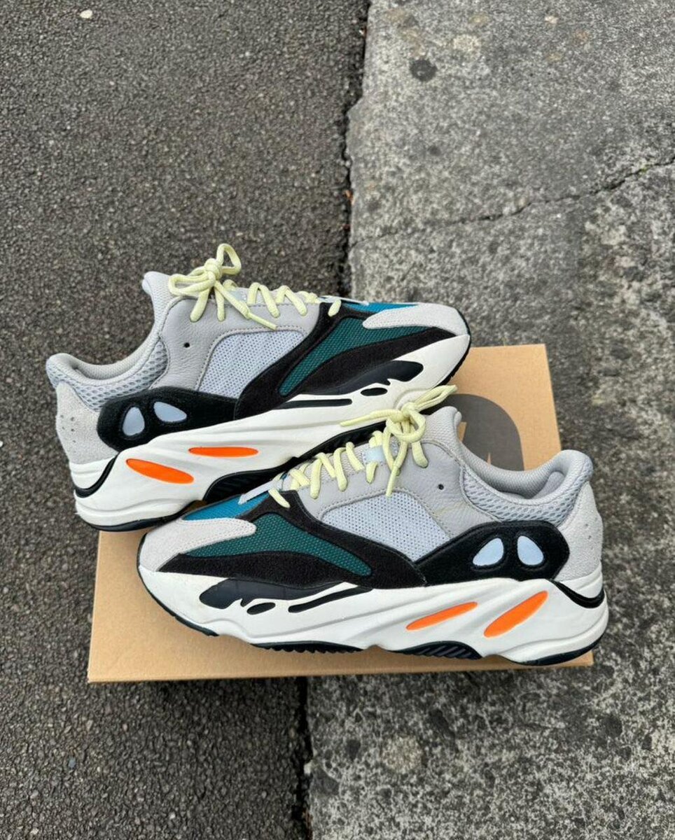 YEEZY SNEAKERS