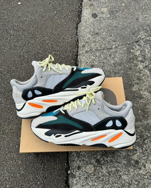 YEEZY SNEAKERS