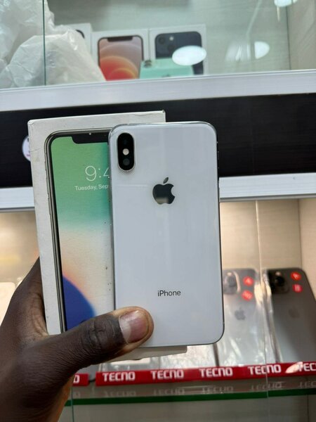 iPhone XS 64go quasi neuf avec le carton