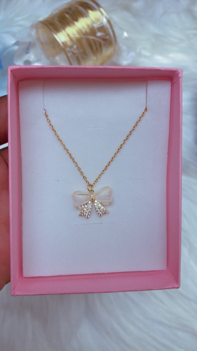 Collier pendentif nœud élégant