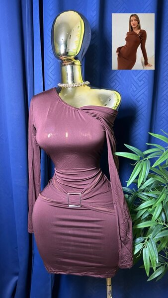Robe moulante asymétrique
