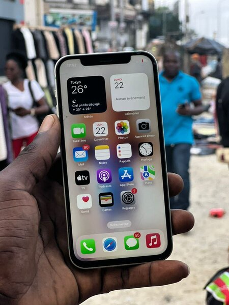 iPhone 12 simple 64G tout passe propre