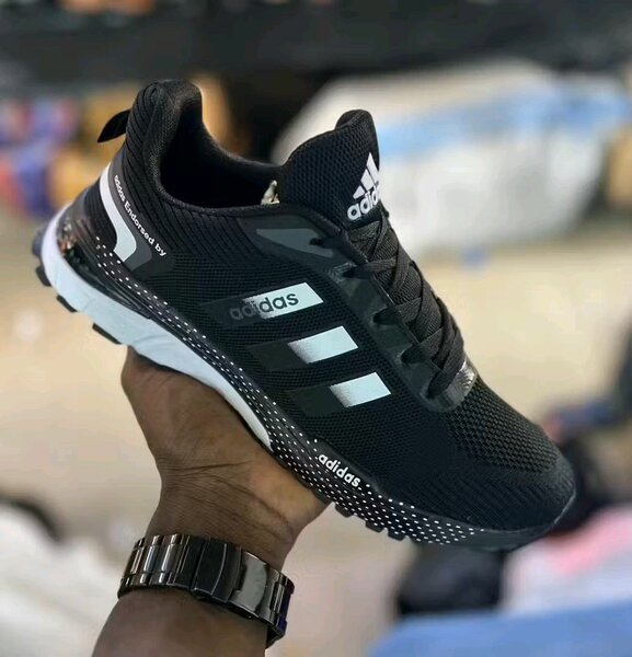 Chaussure de sport Adidas