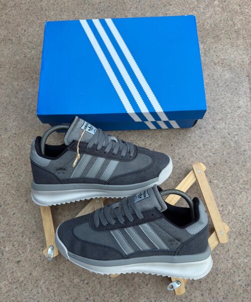Sneakers gris modernes