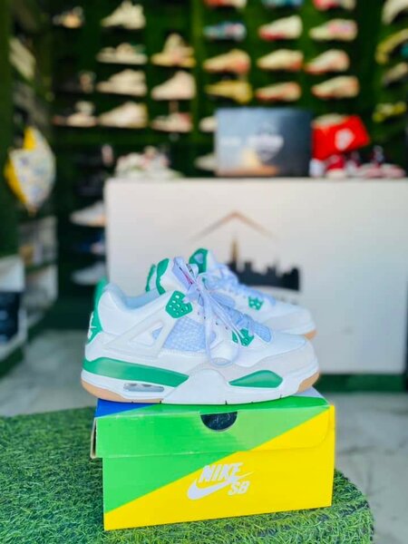 AIR JORDAN 4