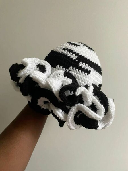 Chapeau crocheté noir et blanc