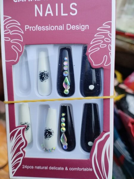Press on nails