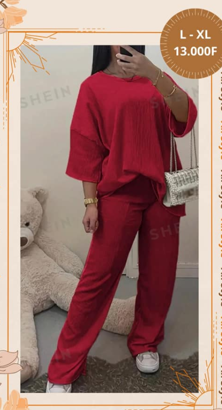 Costume féminin rouge. pantalon et chemisier taille L-XL