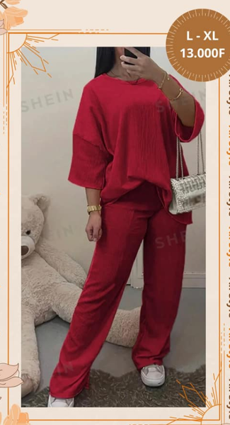Costume féminin rouge. pantalon et chemisier taille L-XL