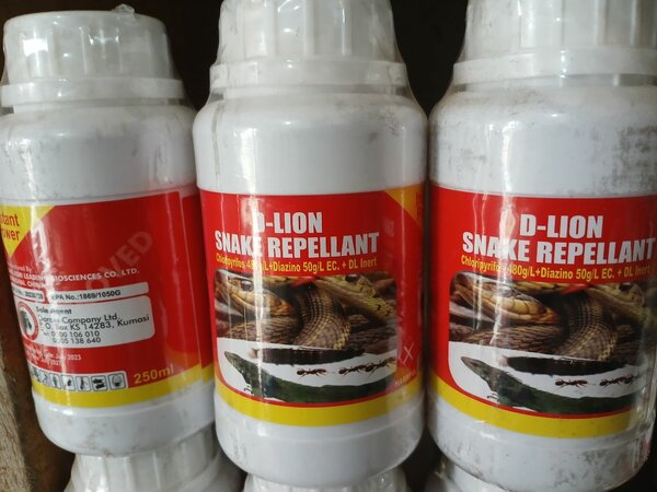 D-Lion snake repellent