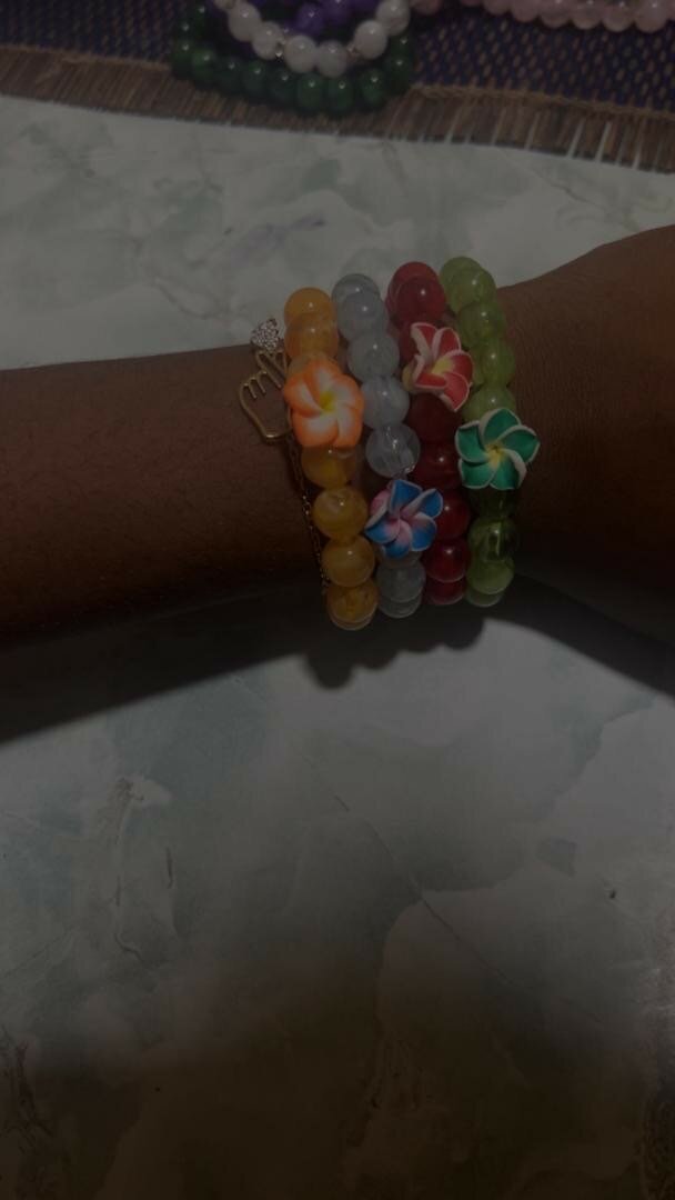 Bracelets colorés à fleurs