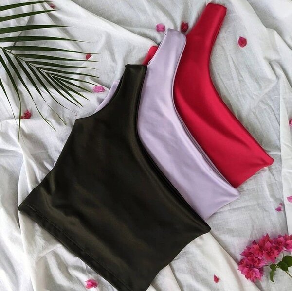 Cropped tops asymétriques