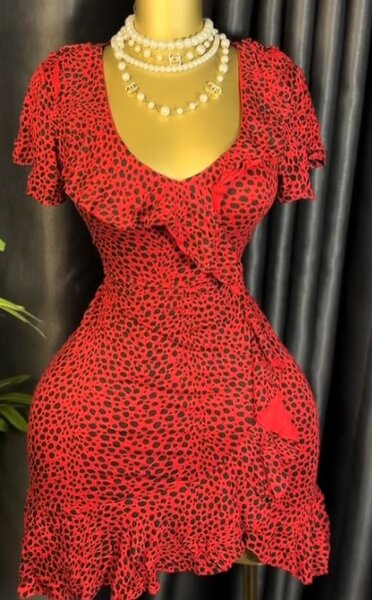Robe rouge avec imprimé
