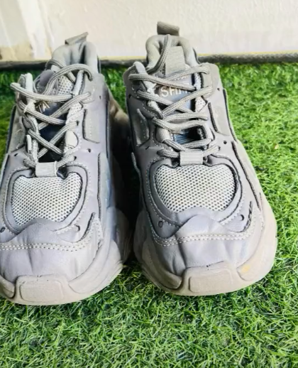 Sneakers size 5