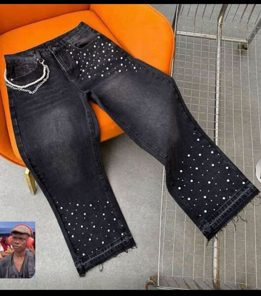 Jeans noirs avec chaînes et perles