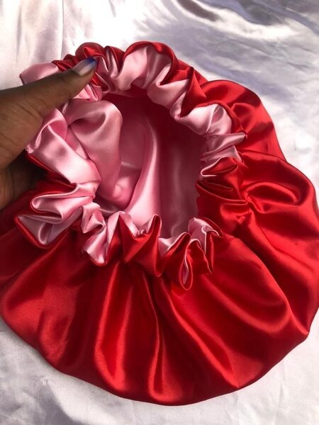 Bonnet en satin réversible chic