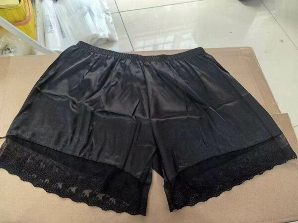 Shorts en satin avec dentelle