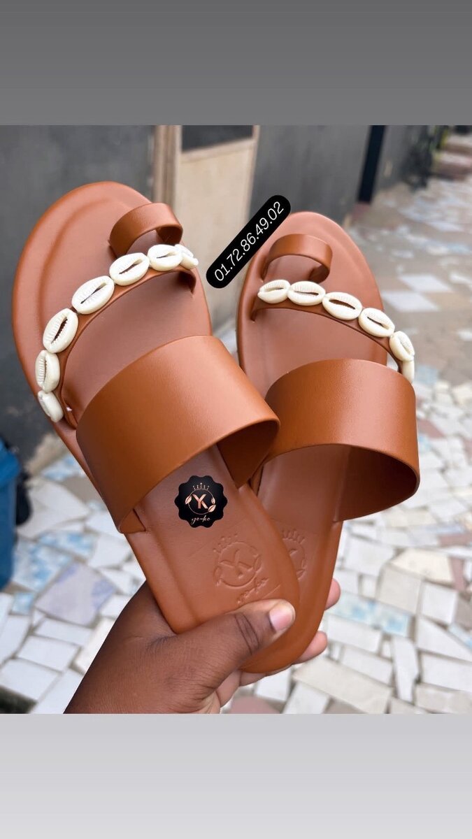 Sandales en cuir avec coquillages