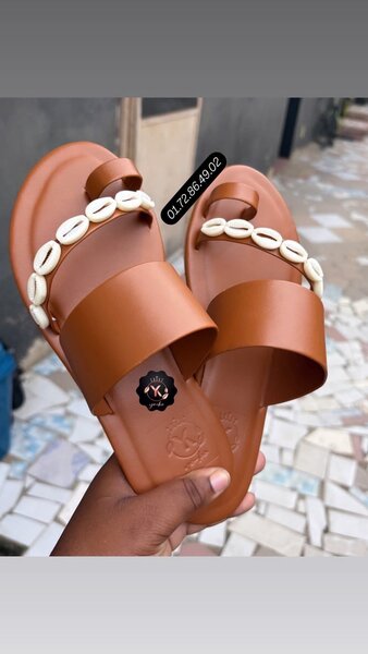Sandales en cuir avec coquillages