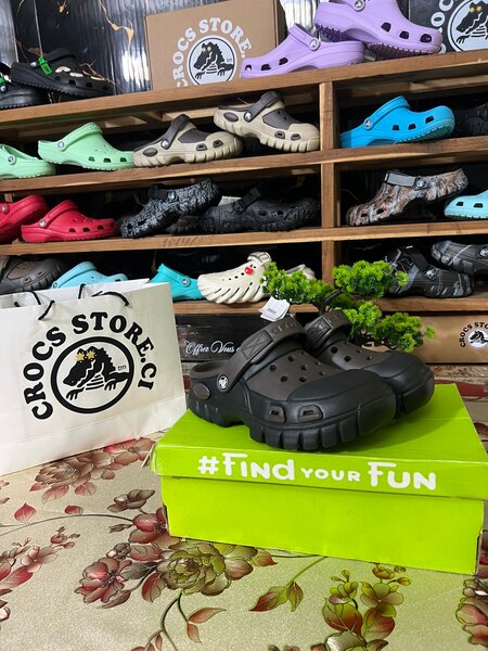 CROCS FIFTY FIFTY