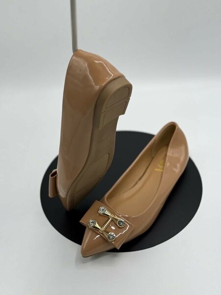 Flat shoe