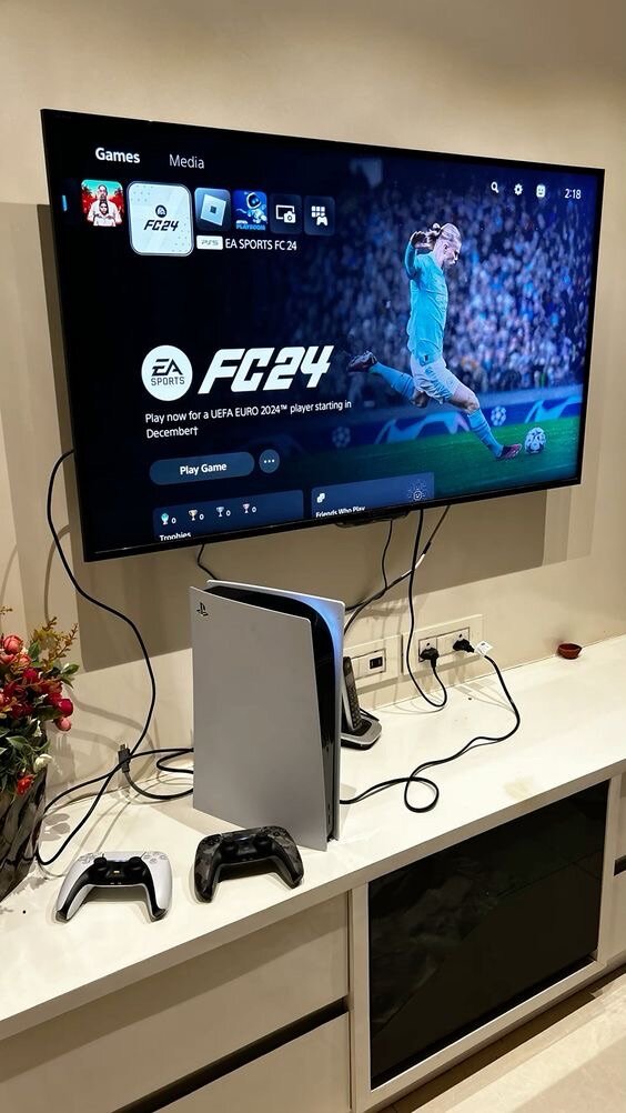 PS 5  black and white size:os