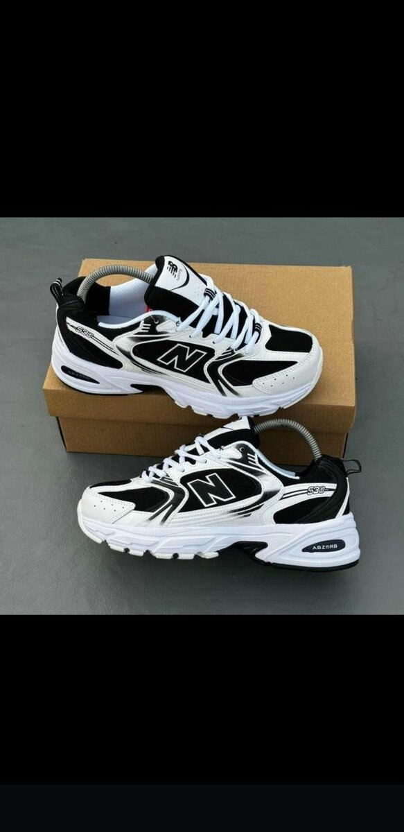 Chaussures de sport noires et blanches