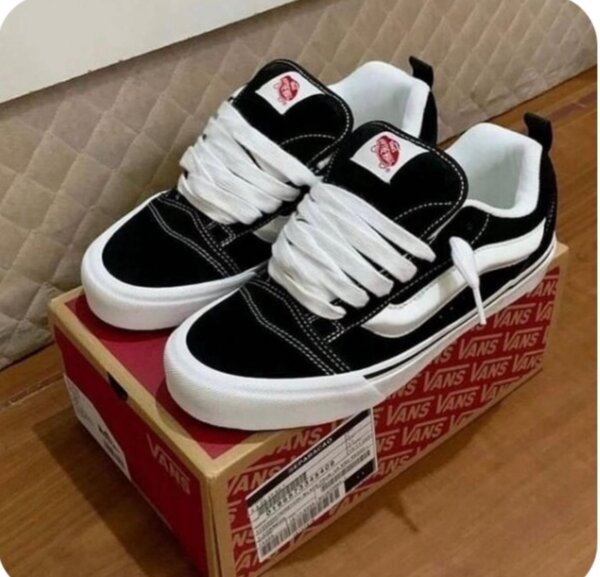 VANS CLASSIC BLACK AND WHITE