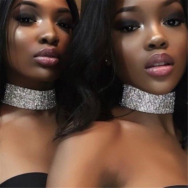 Collier scintillant à la mode