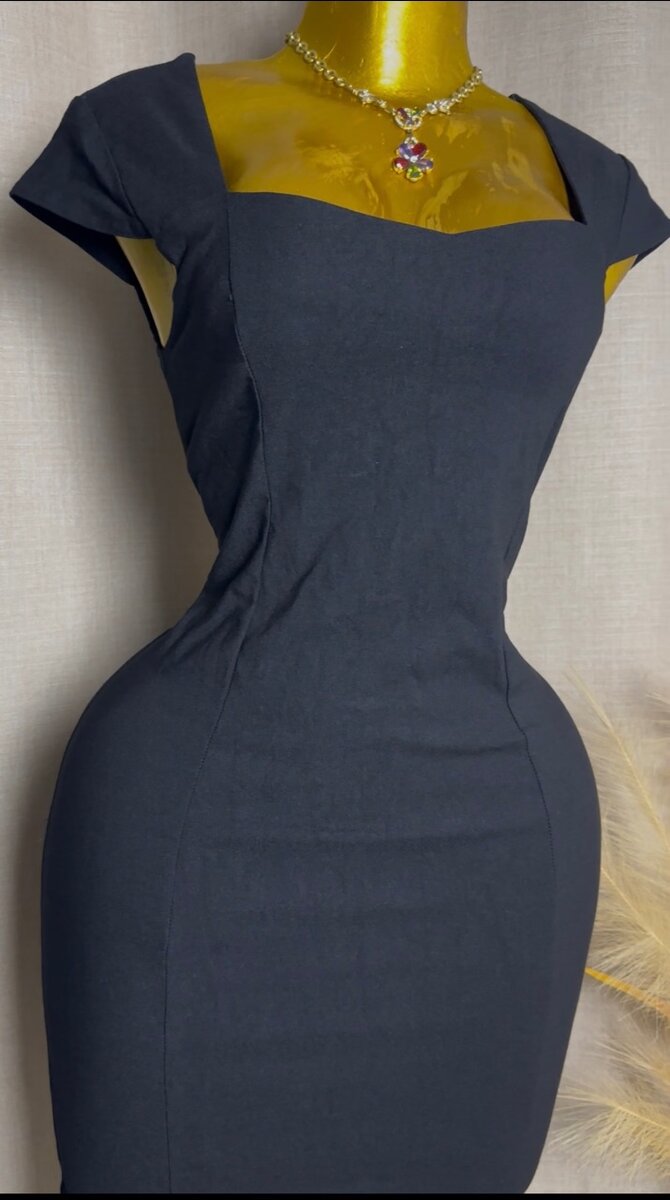 Robe élégante noire féminine