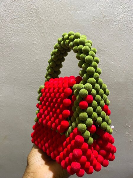 Sac en perles pom-pom coloré