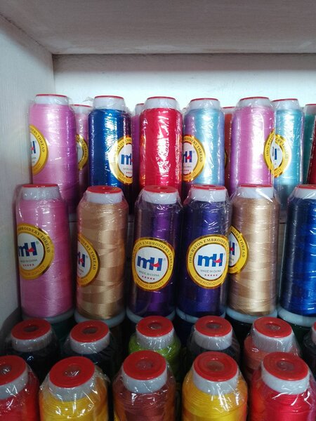 Fils à coudre colorés polyvalents