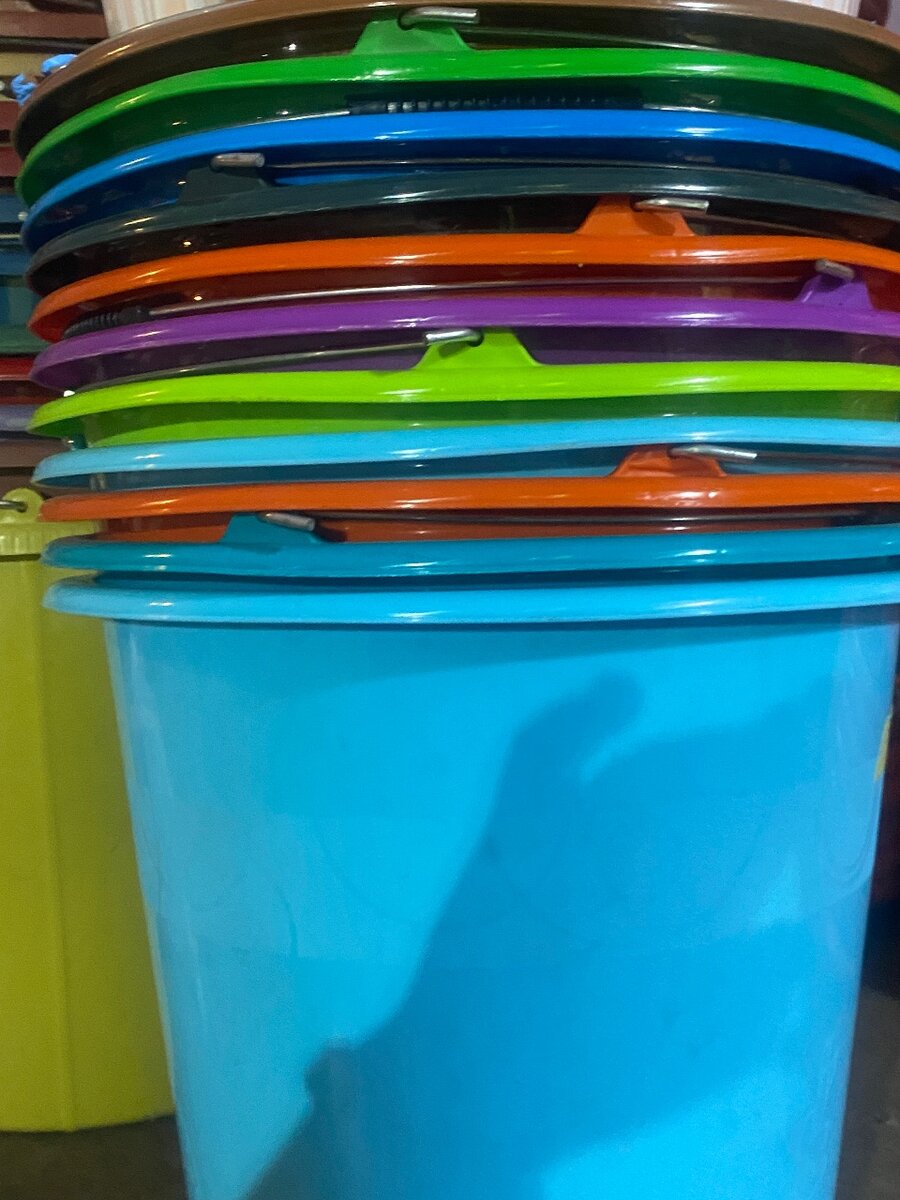 Poubelle en plastique colorée