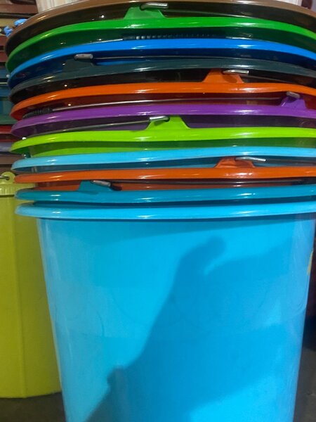 Poubelle en plastique colorée
