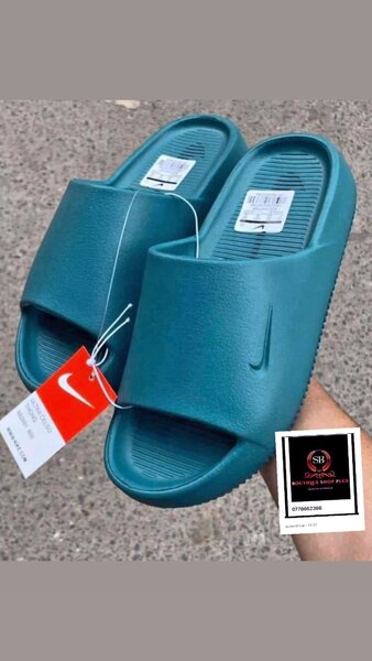 Sandales nike en gomme authentique avec sa boîte