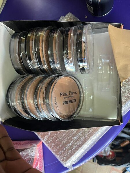 Fond de teint, gloss, essence parfum