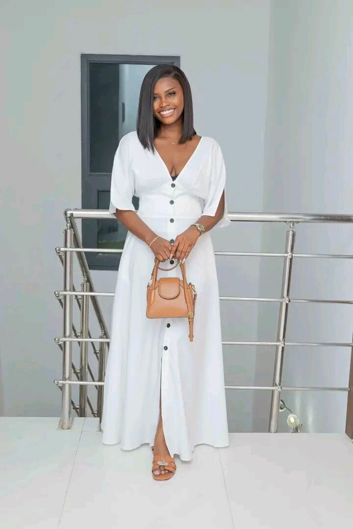 Robe longue élégante à boutons