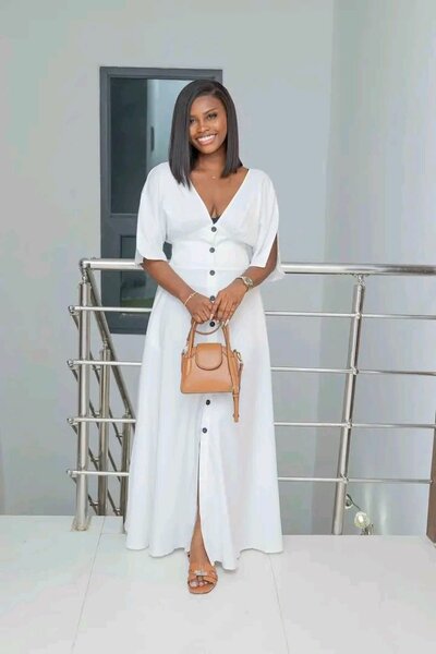 Robe longue élégante à boutons