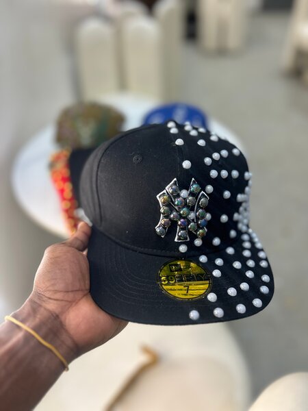 Casquette noire ornée élégante