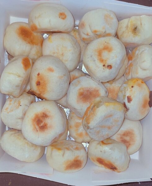 Pains au fromage et saucisson