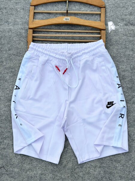 Shorts de sport blancs Nike