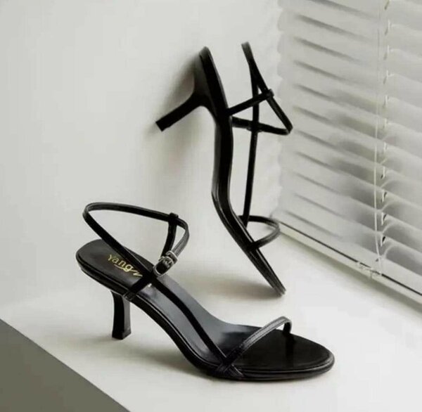 CHAUSSURES À TALON