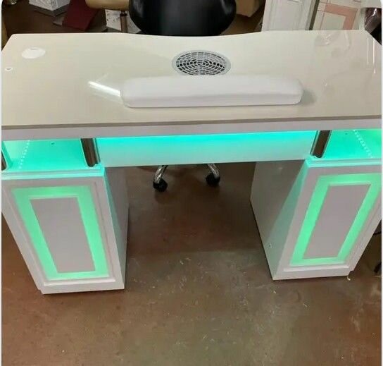 Bureau d'angle moderne avec étagères