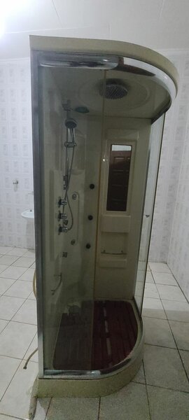 Bath booth