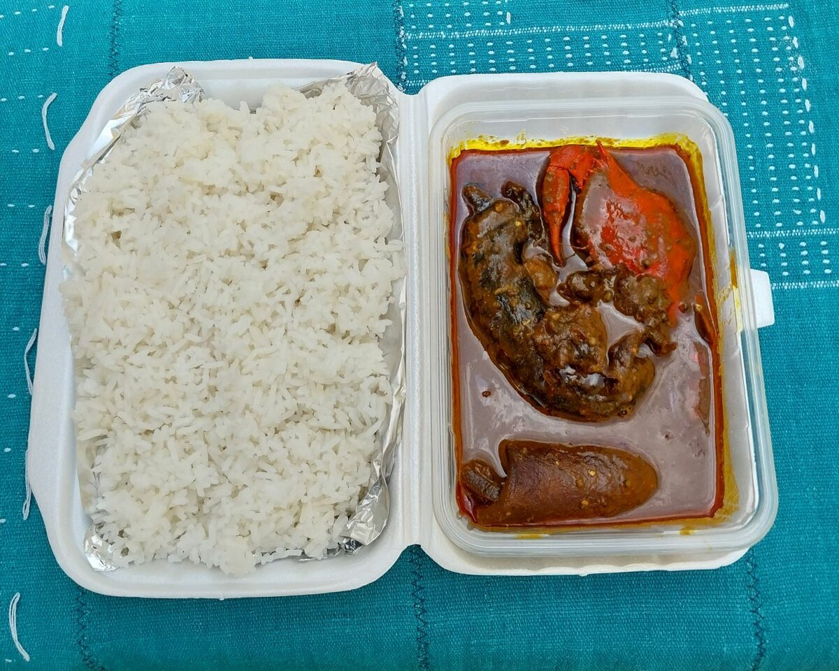 Repas de riz avec sauce graine