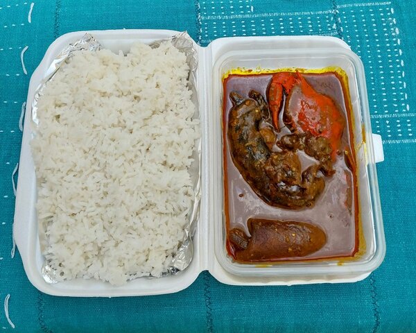 Repas de riz avec sauce graine