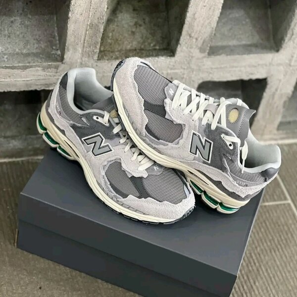 New balance 2002r