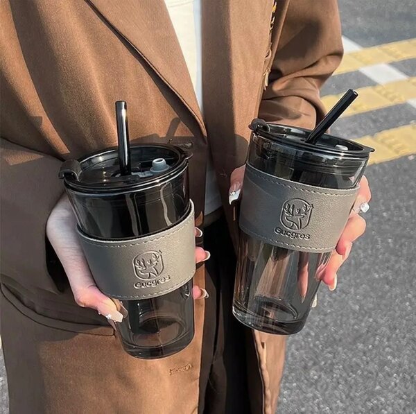 Glass tumbler with straw